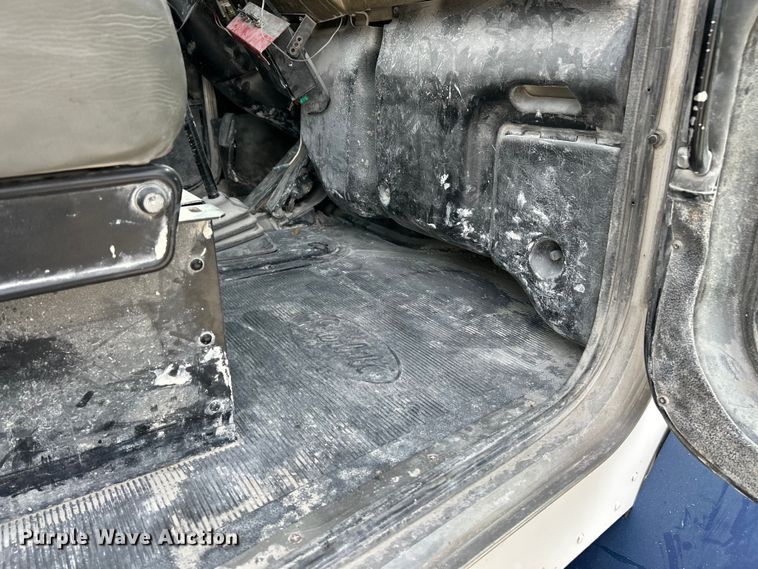 image for item EK4577 2001 Peterbilt  PB330 utility / service truck