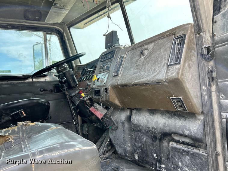 image for item EK4577 2001 Peterbilt  PB330 utility / service truck