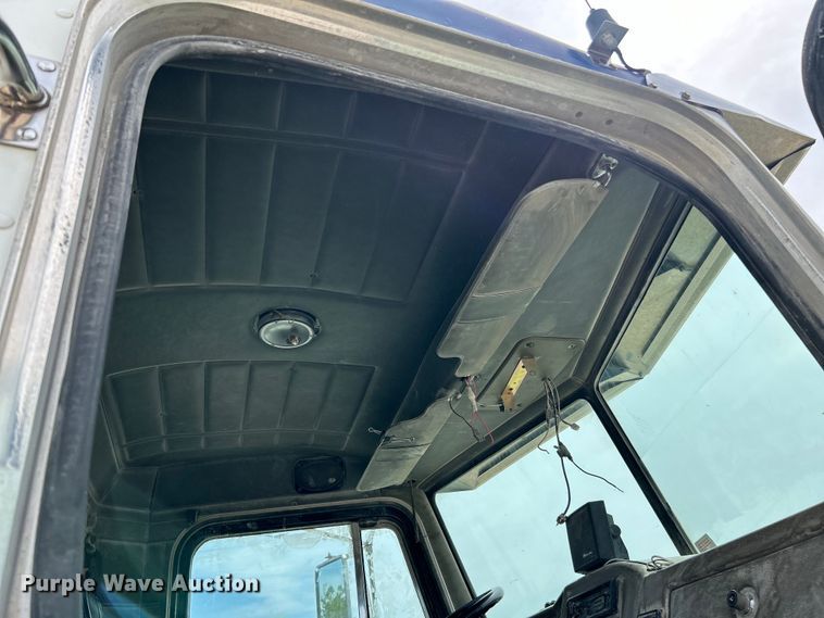 image for item EK4577 2001 Peterbilt  PB330 utility / service truck