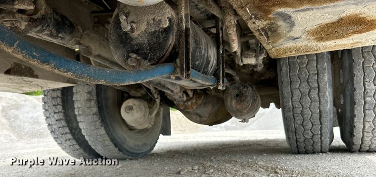 image for item EK4577 2001 Peterbilt  PB330 utility / service truck