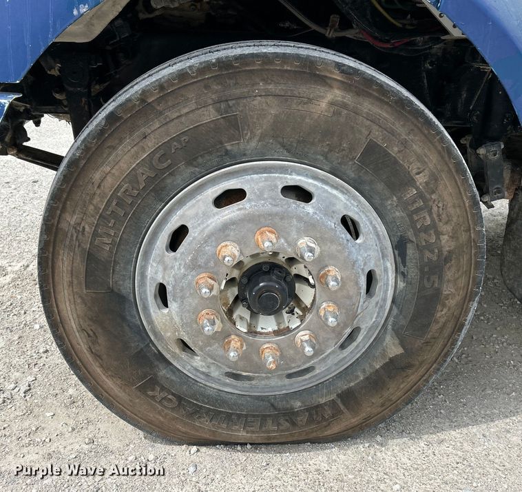 image for item EK4577 2001 Peterbilt  PB330 utility / service truck