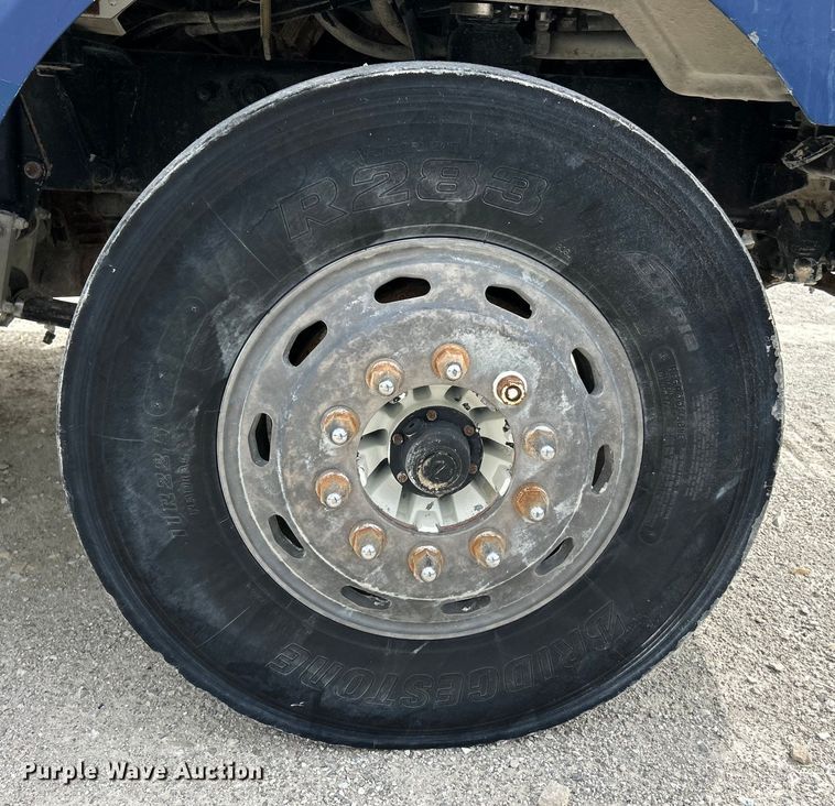 image for item EK4577 2001 Peterbilt  PB330 utility / service truck