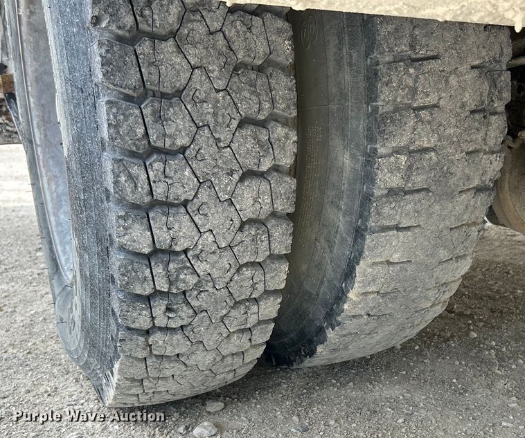 image for item EK4577 2001 Peterbilt  PB330 utility / service truck