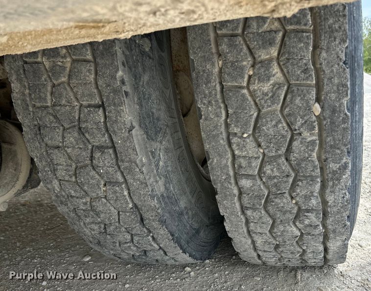 image for item EK4577 2001 Peterbilt  PB330 utility / service truck