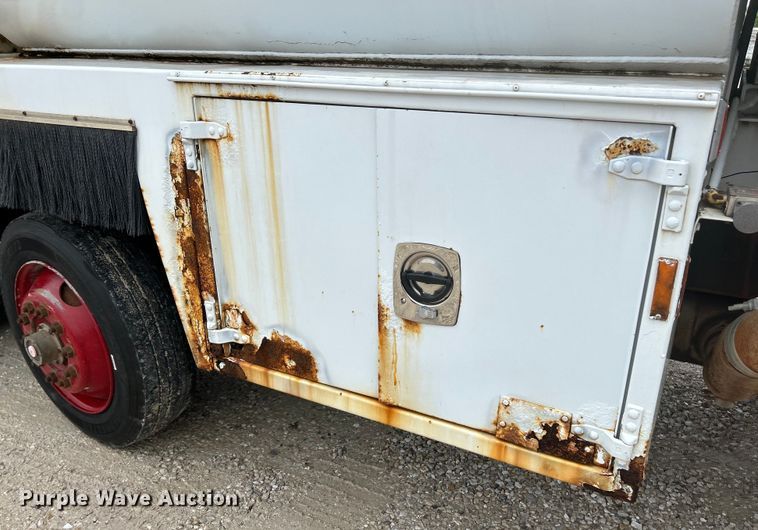 image for item EK4590 1997 Ford LT9513 utility / service truck