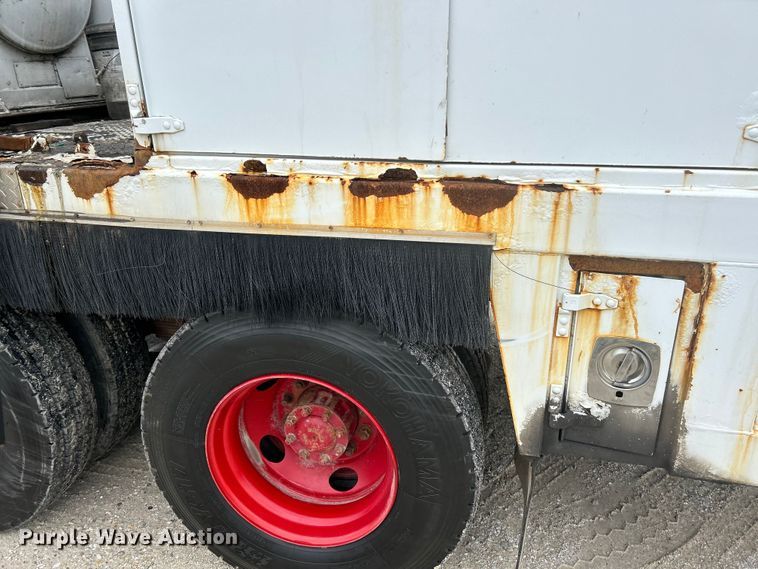 image for item EK4590 1997 Ford LT9513 utility / service truck