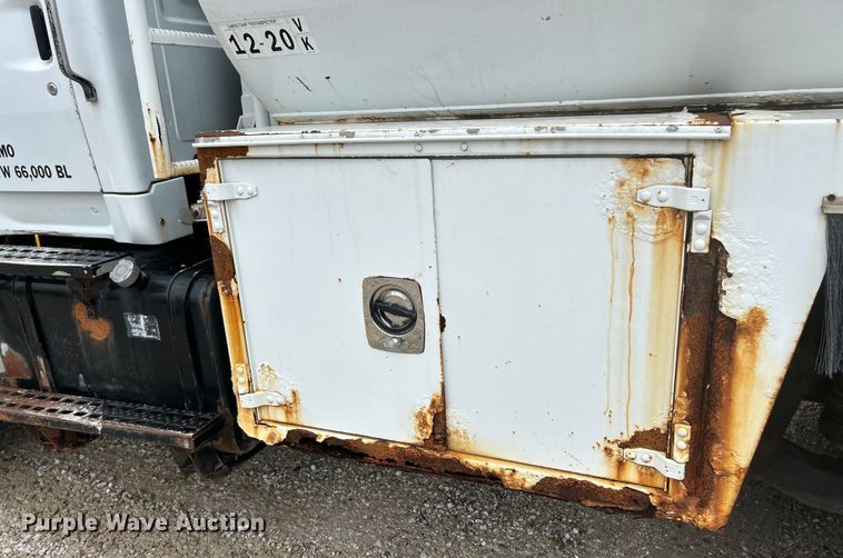 image for item EK4590 1997 Ford LT9513 utility / service truck