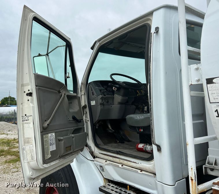 image for item EK4590 1997 Ford LT9513 utility / service truck