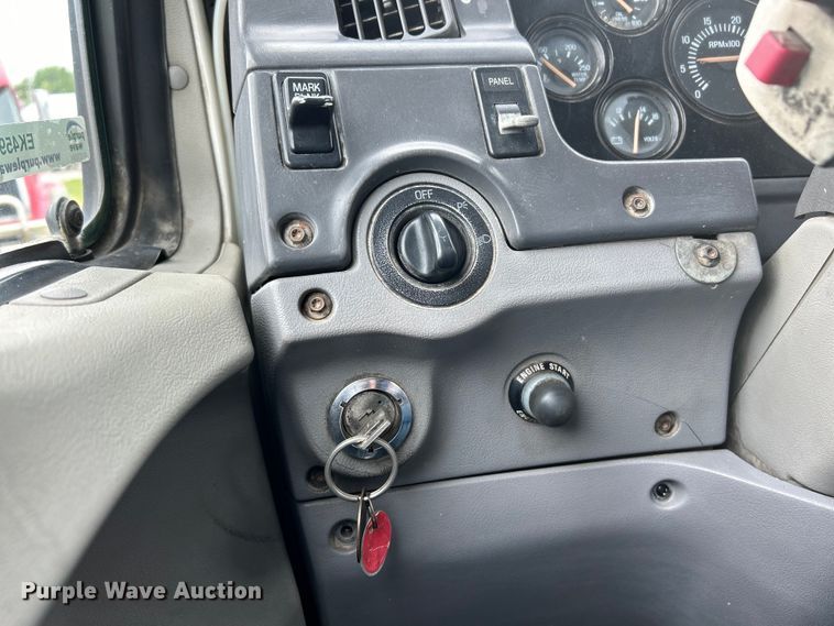 image for item EK4590 1997 Ford LT9513 utility / service truck