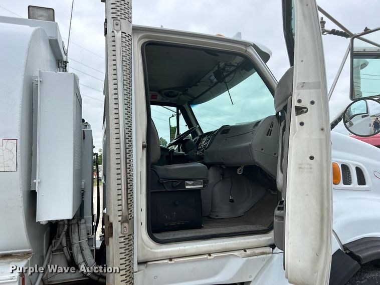 image for item EK4590 1997 Ford LT9513 utility / service truck