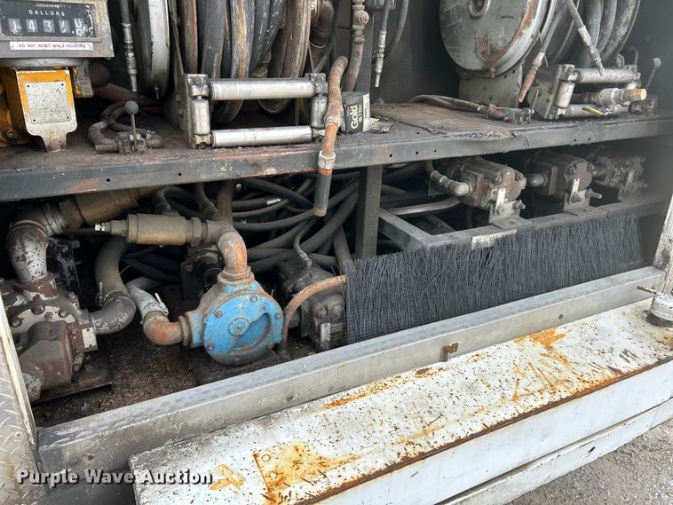 image for item EK4590 1997 Ford LT9513 utility / service truck