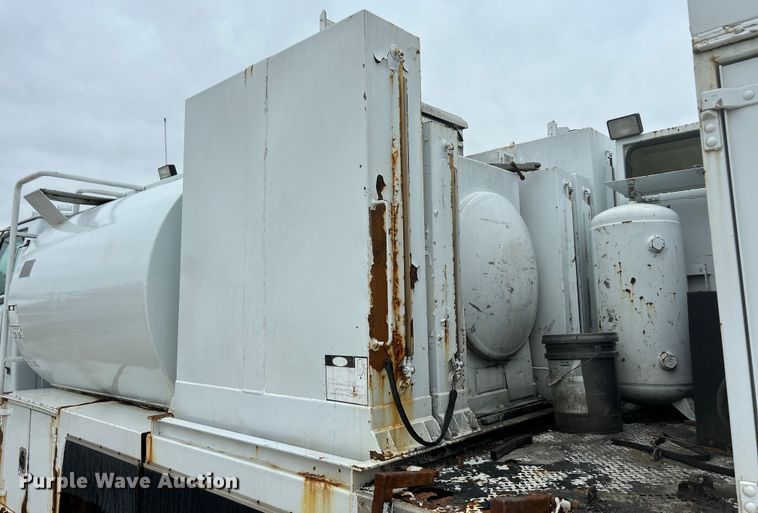 image for item EK4590 1997 Ford LT9513 utility / service truck