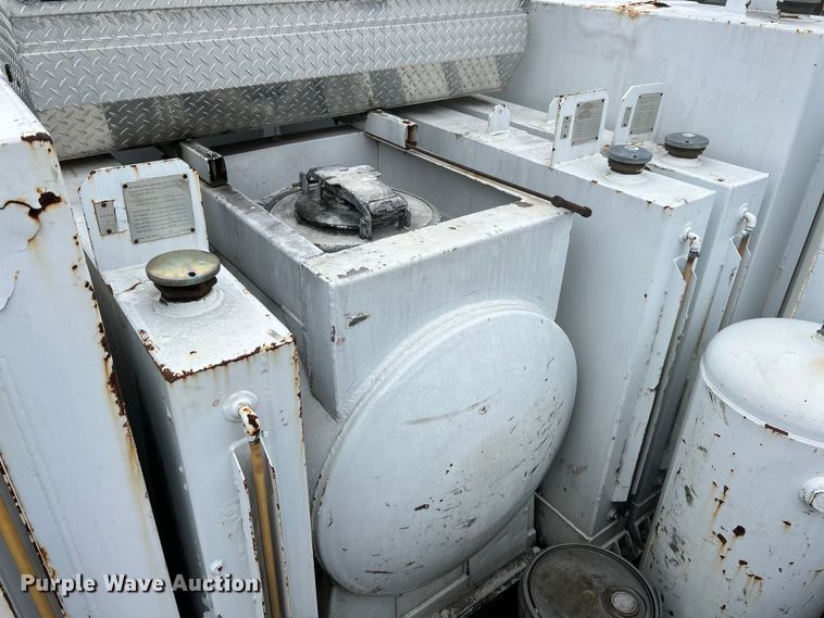 image for item EK4590 1997 Ford LT9513 utility / service truck