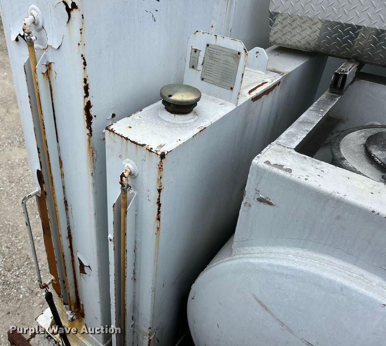 image for item EK4590 1997 Ford LT9513 utility / service truck