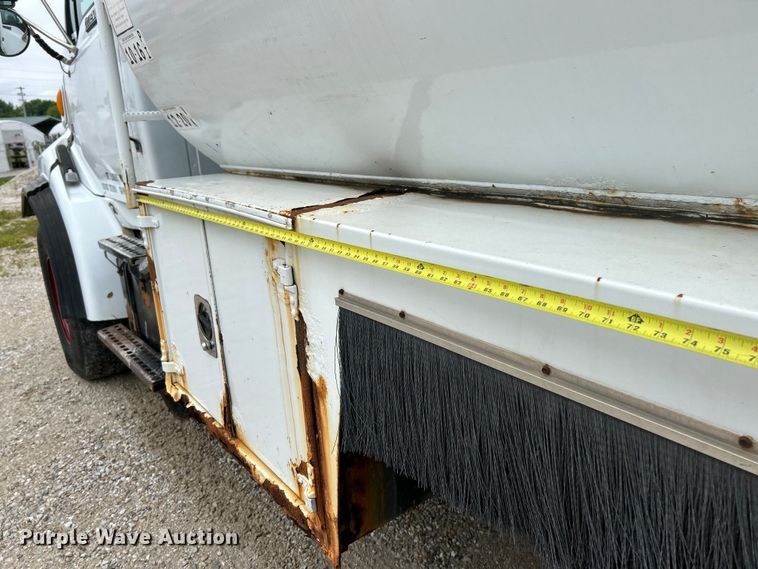 image for item EK4590 1997 Ford LT9513 utility / service truck