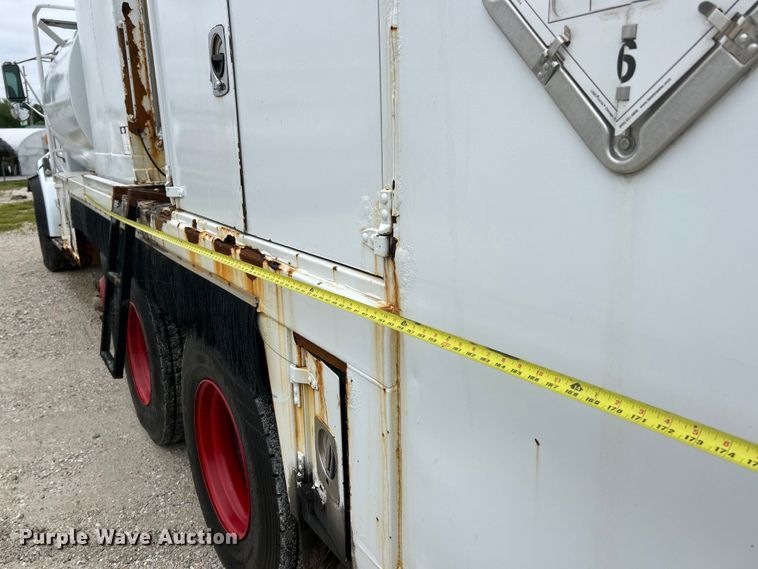 image for item EK4590 1997 Ford LT9513 utility / service truck