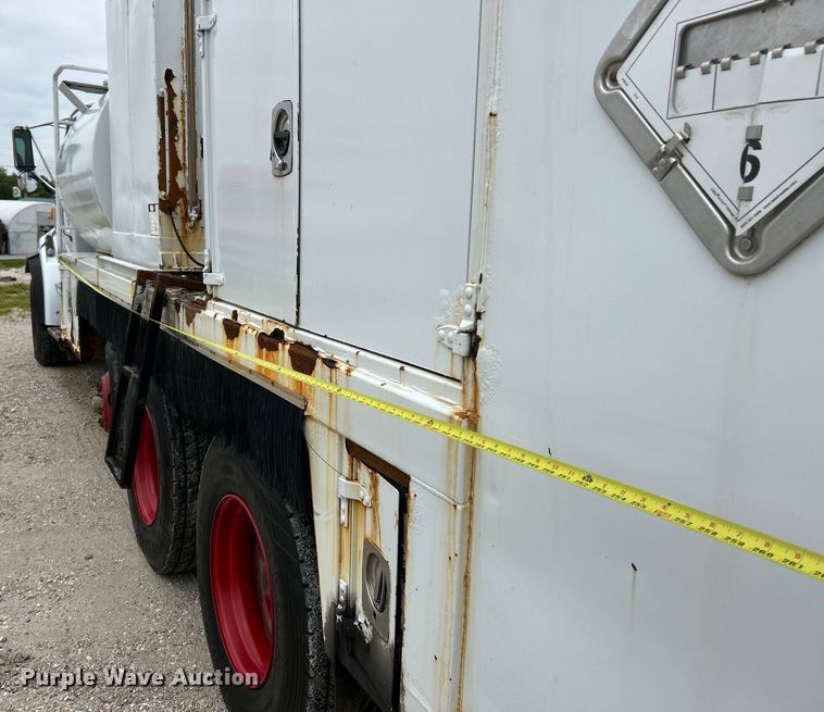 image for item EK4590 1997 Ford LT9513 utility / service truck