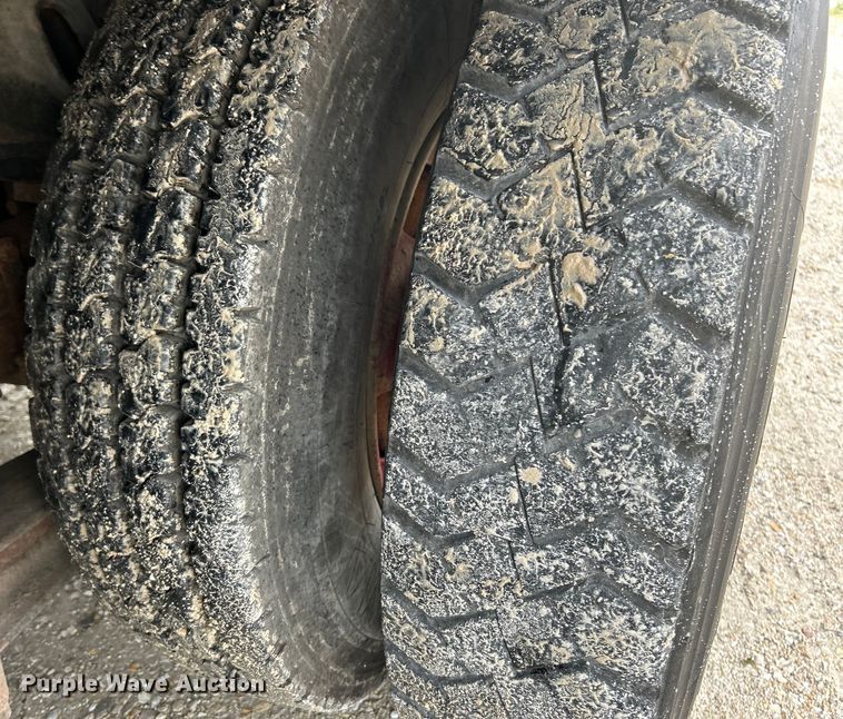 image for item EK4590 1997 Ford LT9513 utility / service truck