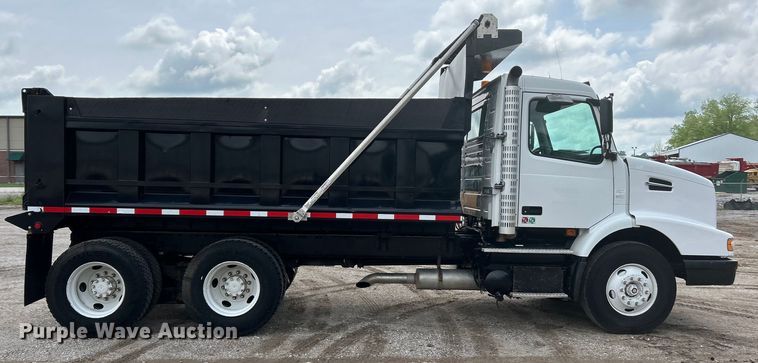 image for item EK4594 2007 Volvo VHD dump truck