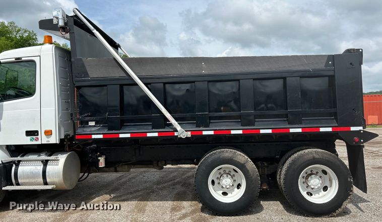 image for item EK4594 2007 Volvo VHD dump truck