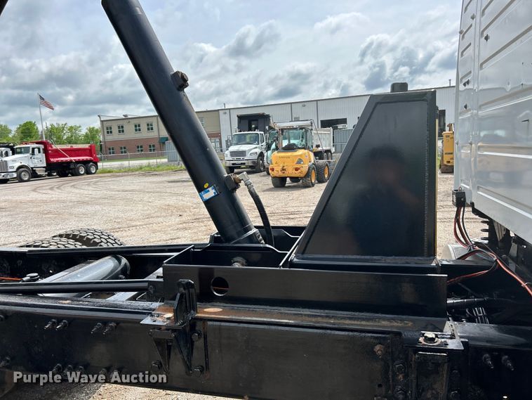 image for item EK4594 2007 Volvo VHD dump truck