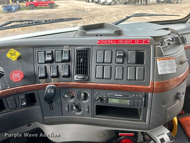 image for item EK4594 2007 Volvo VHD dump truck