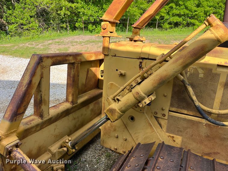 image for item EK8513 1976 Caterpillar D4D dozer