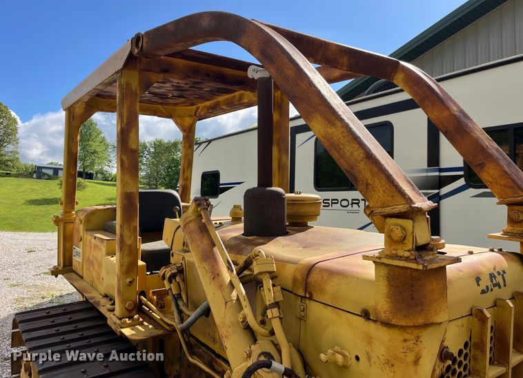 image for item EK8513 1976 Caterpillar D4D dozer