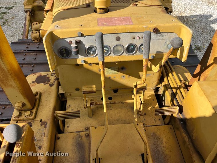 image for item EK8513 1976 Caterpillar D4D dozer