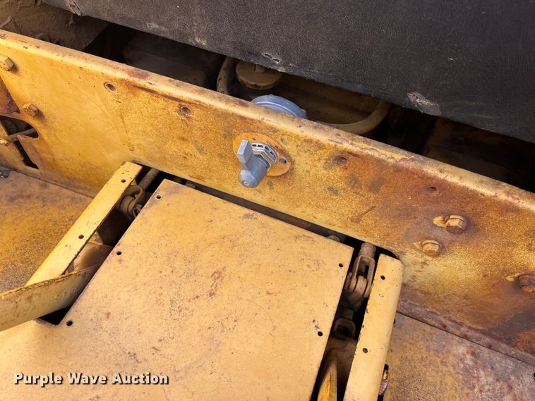 image for item EK8513 1976 Caterpillar D4D dozer