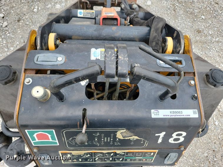 image for item KB9063 2009 Boxer 427 compact utility loader