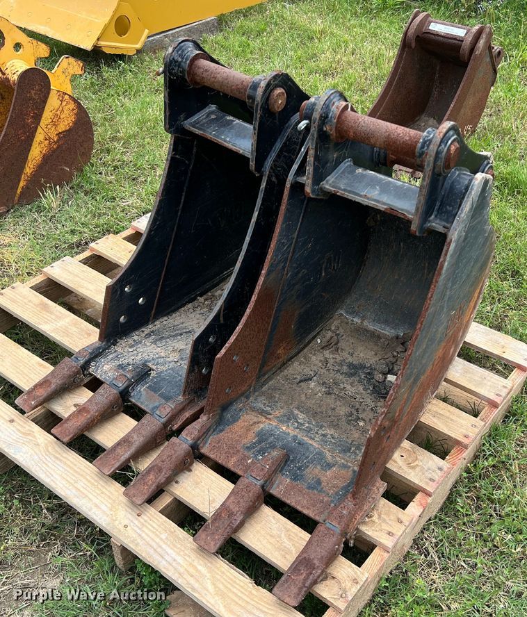 image for item KV9759 (2) Caterpillar backhoe buckets