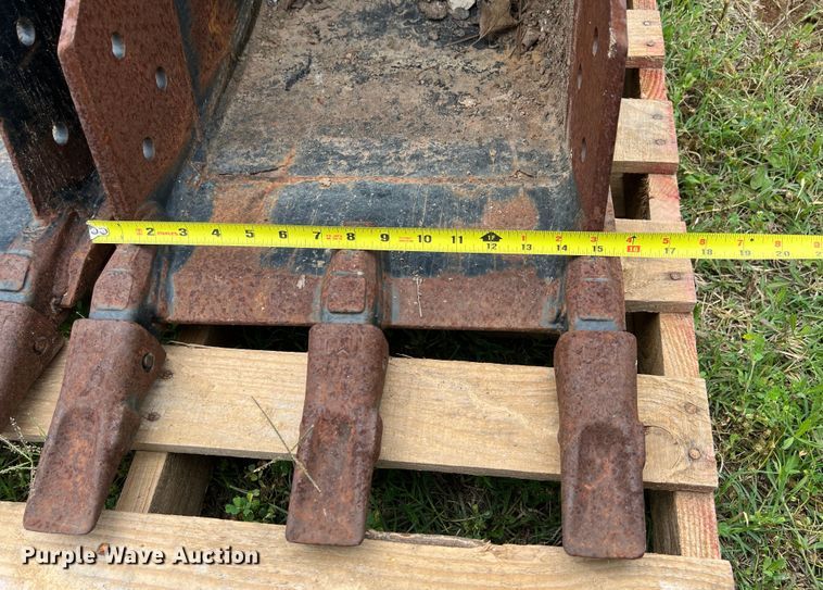 image for item KV9759 (2) Caterpillar backhoe buckets