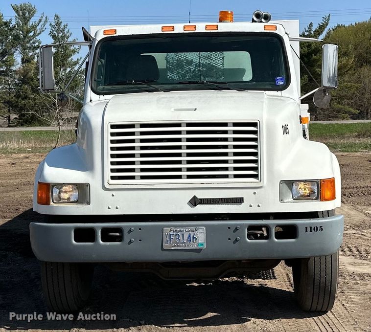 image for item LR9321 1990 International  4900 dump truck