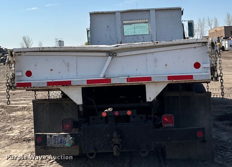 image for item LR9321 1990 International  4900 dump truck