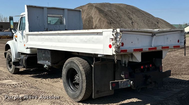 image for item LR9321 1990 International  4900 dump truck