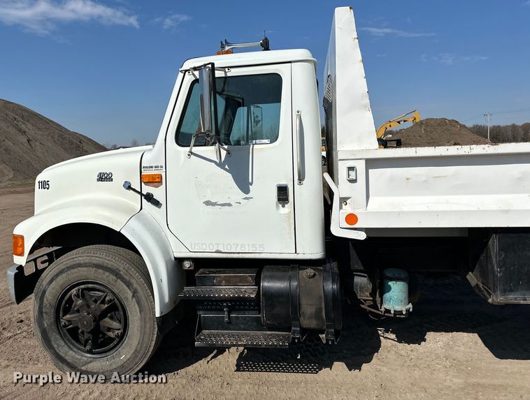image for item LR9321 1990 International  4900 dump truck