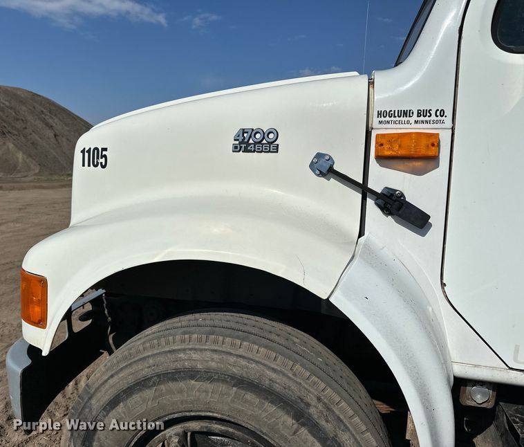 image for item LR9321 1990 International  4900 dump truck