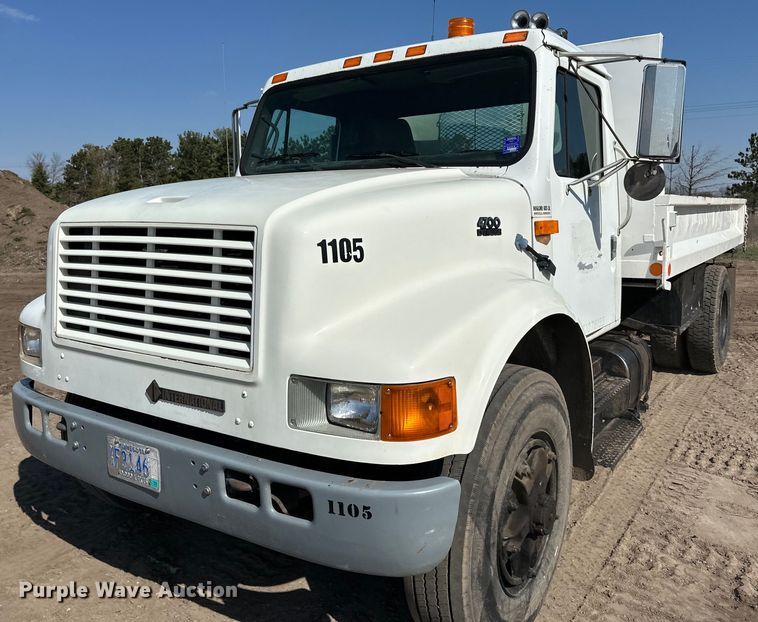 image for item LR9321 1990 International  4900 dump truck