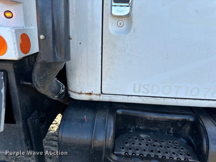 image for item LR9321 1990 International  4900 dump truck