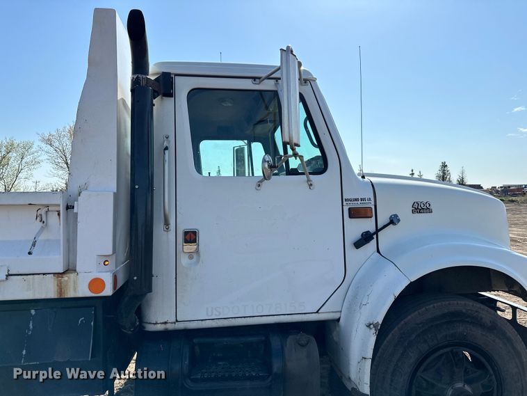 image for item LR9321 1990 International  4900 dump truck