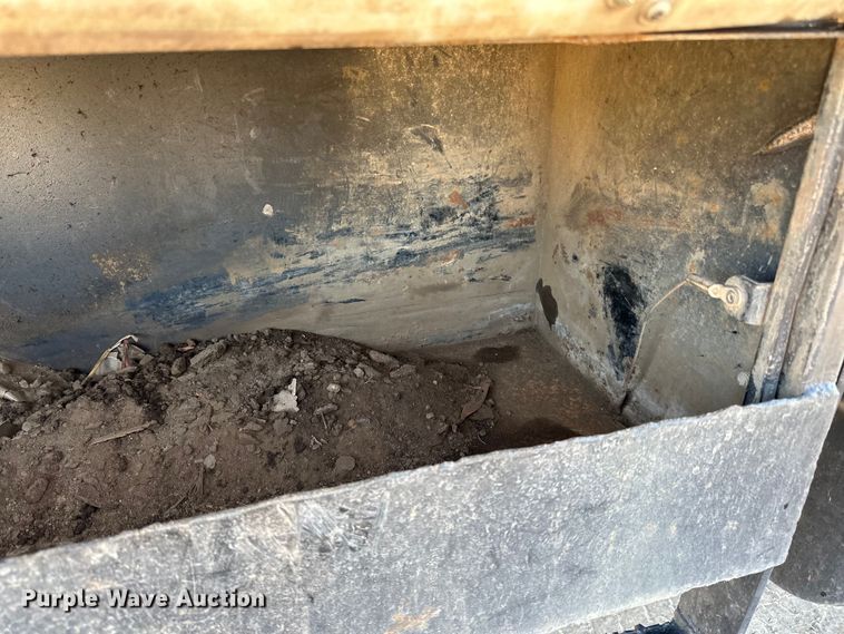 image for item LR9321 1990 International  4900 dump truck