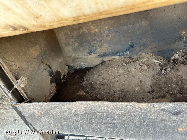 image for item LR9321 1990 International  4900 dump truck