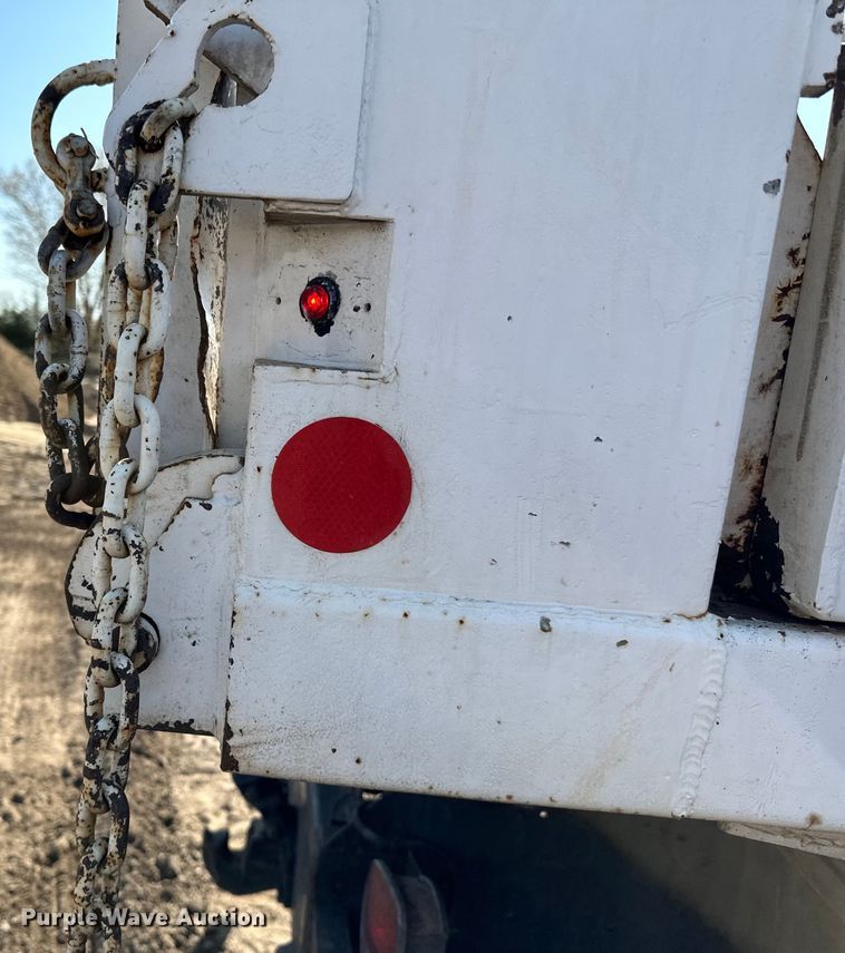 image for item LR9321 1990 International  4900 dump truck