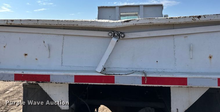 image for item LR9321 1990 International  4900 dump truck