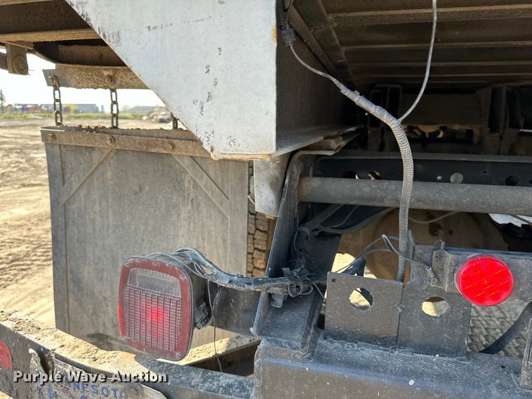 image for item LR9321 1990 International  4900 dump truck