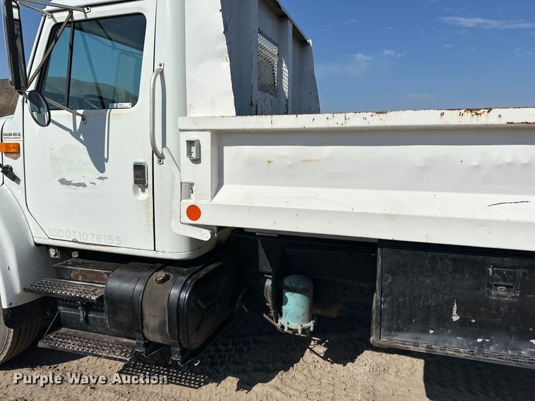 image for item LR9321 1990 International  4900 dump truck