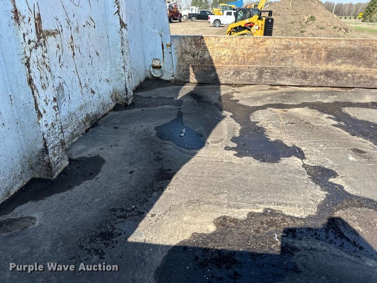 image for item LR9321 1990 International  4900 dump truck