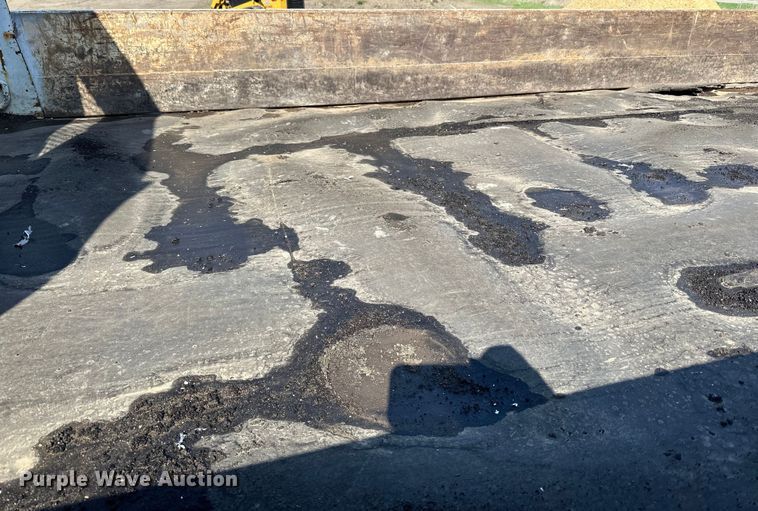 image for item LR9321 1990 International  4900 dump truck