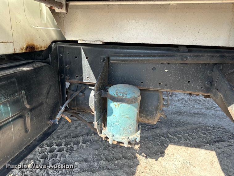 image for item LR9321 1990 International  4900 dump truck